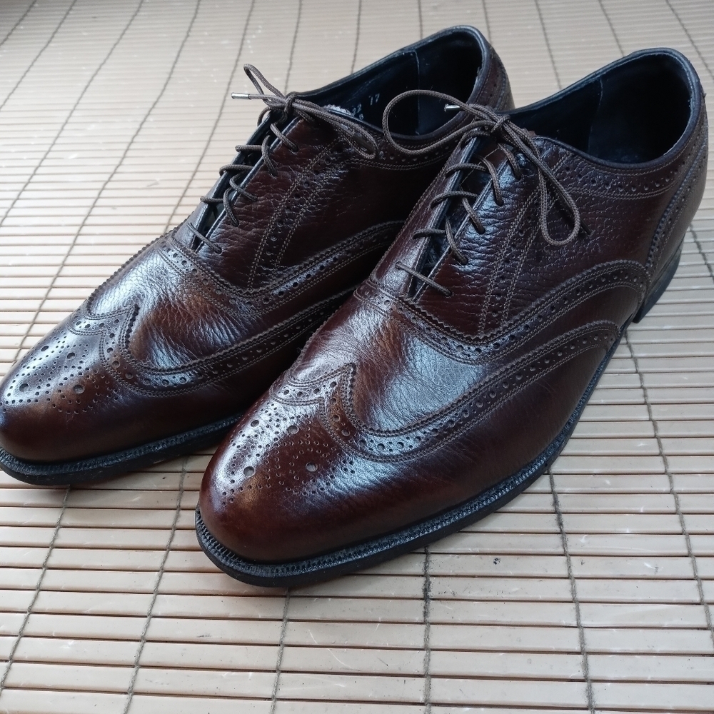 Florsheim men's brown leather wingtip Oxford shoe. Sz 10 EEE. Great condition. 3